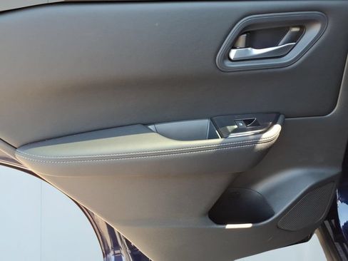 Used 2025 Nissan Rogue SV FWD image 10
