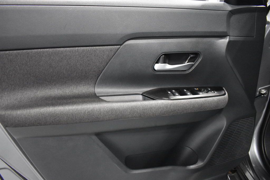 Used 2025 Nissan Kicks SV AWD/4WD image 15