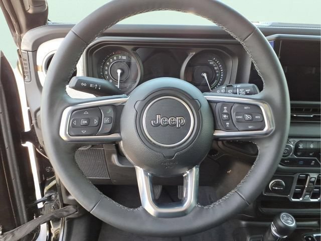 Used 2025 Jeep Wrangler Unlimited Sahara AWD/4WD image 22