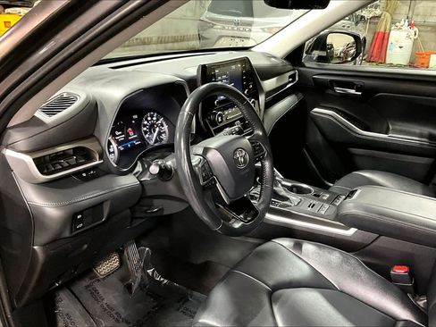 Used 2021 Toyota Highlander XLE image 18