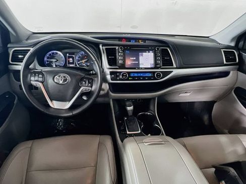 Used 2019 Toyota Highlander XLE FWD image 28