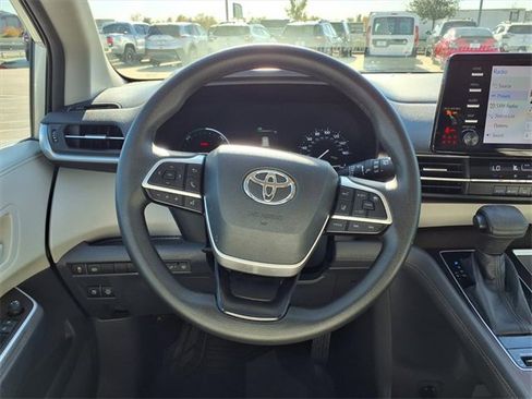 Used 2021 Toyota Sienna LE image 11