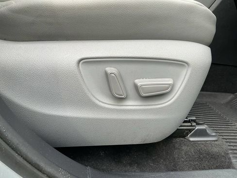 Used 2020 Toyota Highlander XLE AWD/4WD image 21
