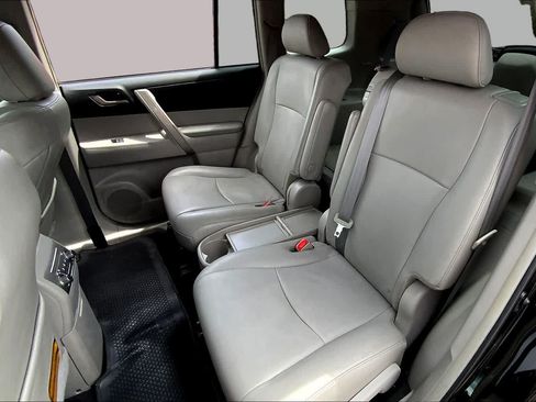 Used 2012 Toyota Highlander SE FWD image 18