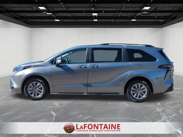 Used 2026 Toyota Sienna XLE FWD image 2