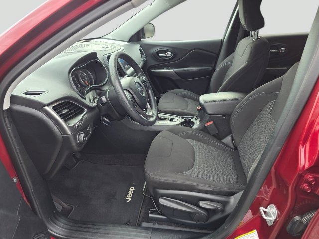 Used 2019 Jeep Cherokee Latitude w/ Popular Appearance Group FWD image 20