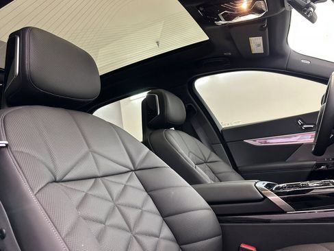 Used 2025 BMW 740i w/ Premium Package image 32