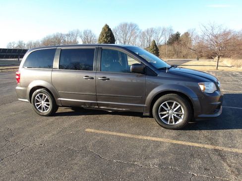 Used 2017 Dodge Grand Caravan SE image 8