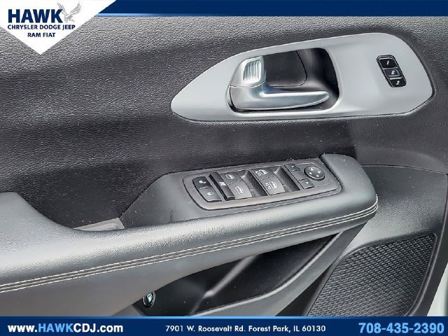 Used 2024 Chrysler Pacifica Limited FWD image 14