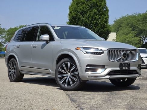Used 2023 Volvo XC90 B5 Plus image 2