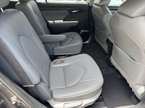 Used 2021 Toyota Highlander XLE FWD image 16