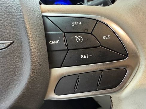 Used 2020 Chrysler Pacifica Limited FWD image 11