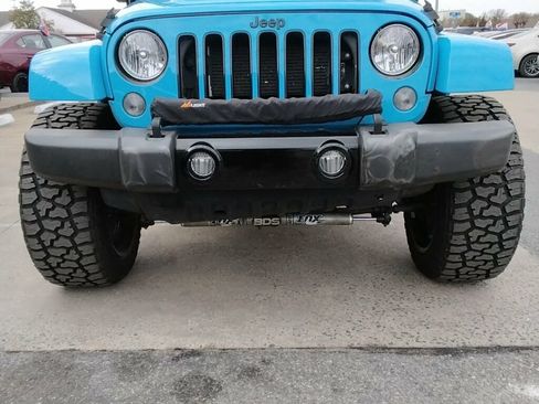 Used 2018 Jeep Wrangler Unlimited Sahara AWD/4WD image 6