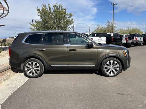Used 2021 Kia Telluride EX w/ EX Premium Package image 2