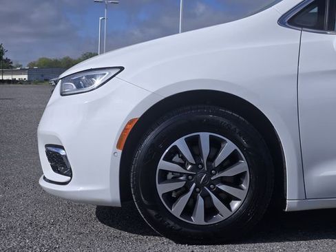 Used 2021 Chrysler Pacifica Touring-L w/ Premium & Safety Sphere Group image 9