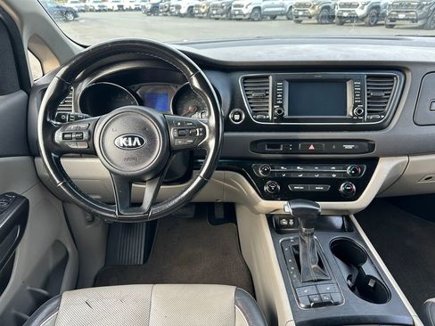 Used 2017 Kia Sedona LX w/ LX Essentials Premium Package image 16