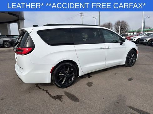 Used 2025 Chrysler Pacifica Limited FWD image 13