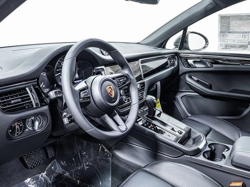 Certified 2025 Porsche Macan Turbo AWD/4WD image 4