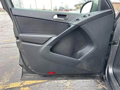 Used 2015 Volkswagen Tiguan SE image 17