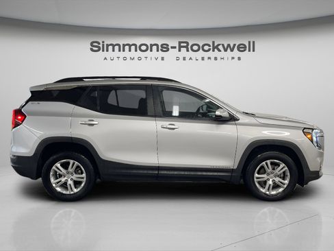 Used 2022 GMC Terrain SLE w/ Driver Convenience Package image 4