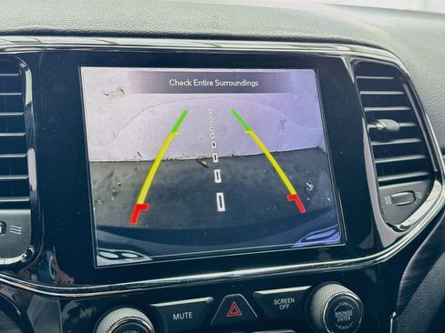 Used 2019 Jeep Grand Cherokee Altitude RWD image 10