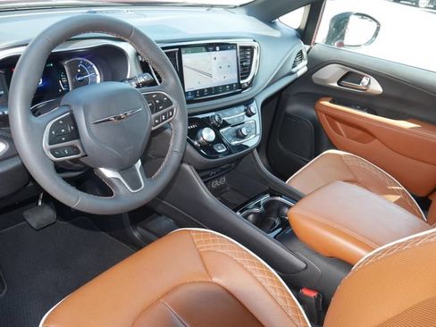 Used 2025 Chrysler Pacifica Pinnacle FWD image 17