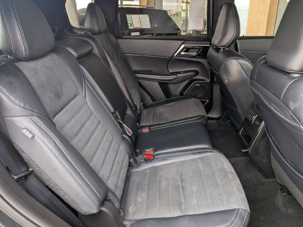Used 2025 Mitsubishi Outlander SE AWD/4WD image 29
