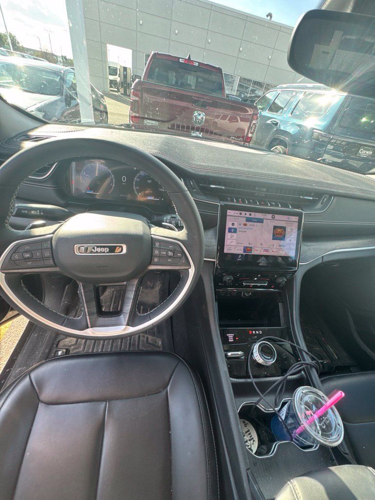 Used 2023 Jeep Grand Cherokee Limited AWD/4WD image 17