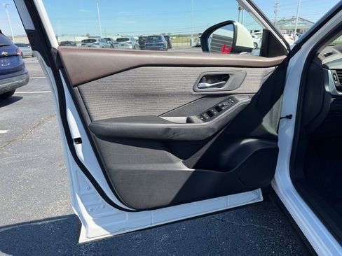 Used 2023 Nissan Rogue SV image 13