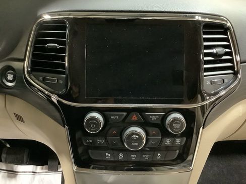 Certified 2022 Jeep Grand Cherokee Laredo E w/ Security & Convenience Group image 28