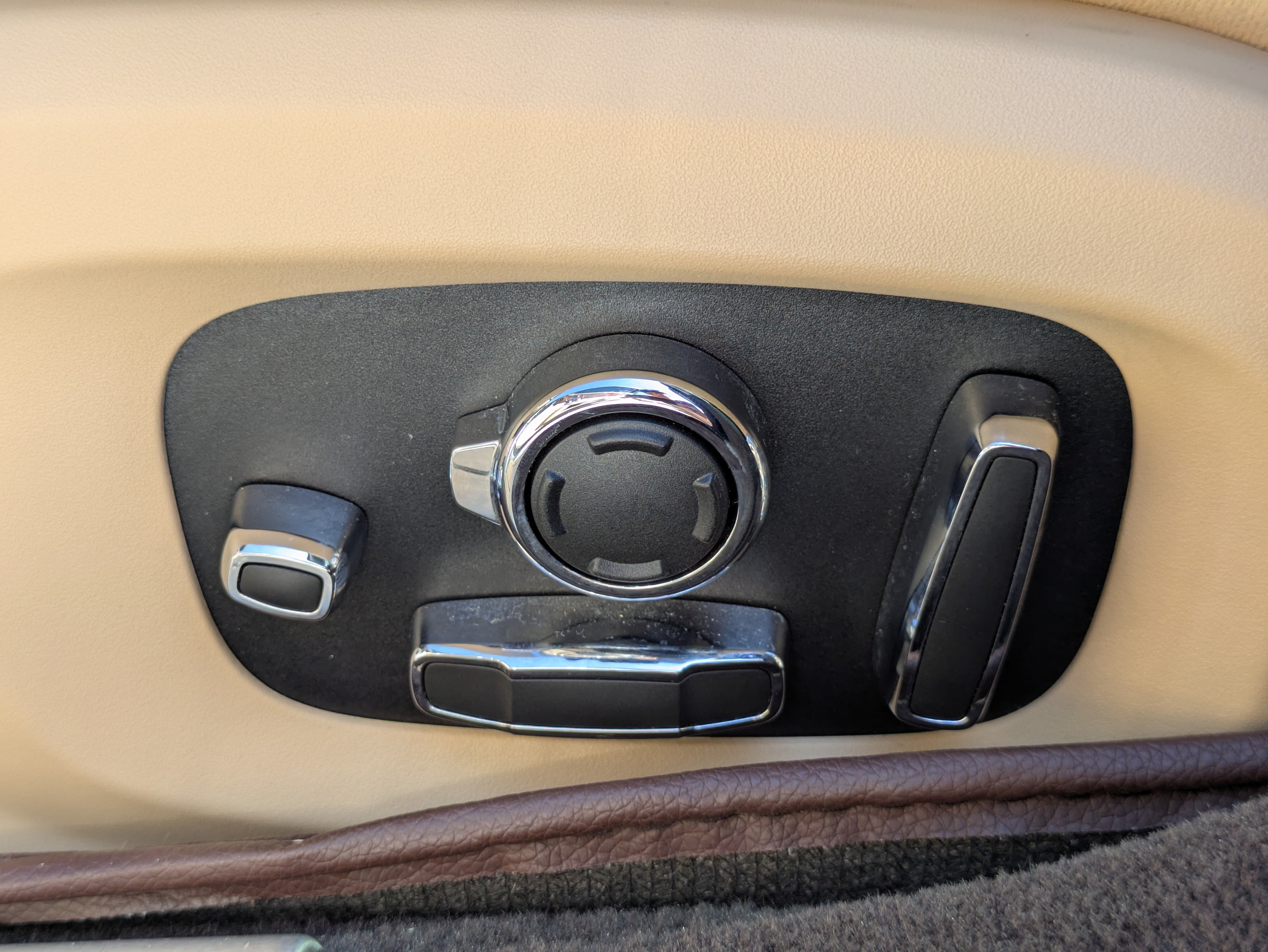 Used 2017 Jaguar XJ L Portfolio RWD image 21