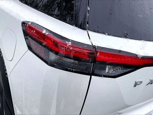 Used 2024 Nissan Pathfinder Platinum image 33