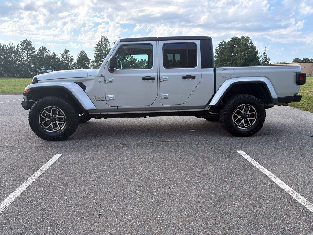 Used 2023 Jeep Gladiator Overland AWD/4WD image 4