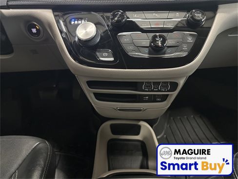 Used 2022 Chrysler Pacifica Touring-L image 11