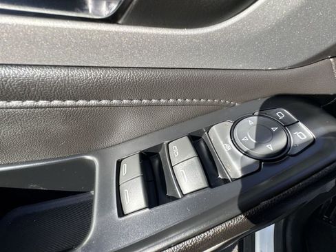 Used 2023 Chevrolet Traverse LT image 13