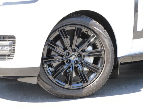 Certified 2025 Land Rover Range Rover SE AWD/4WD image 2