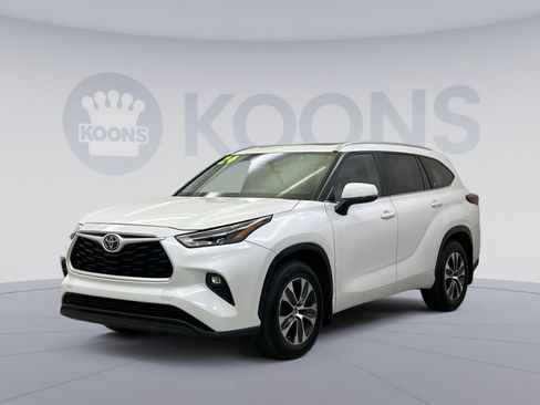 Used 2024 Toyota Highlander XLE AWD/4WD image 4