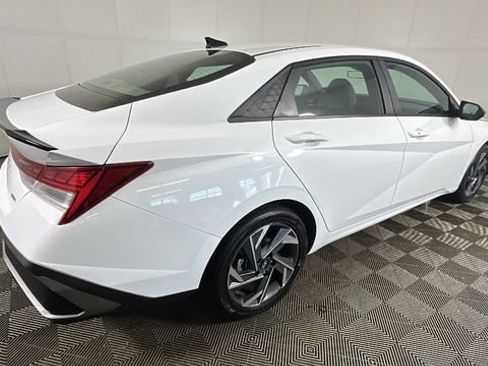 Certified 2025 Hyundai Elantra SEL FWD image 2