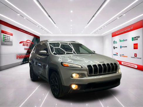 Used 2016 Jeep Cherokee Latitude image 2