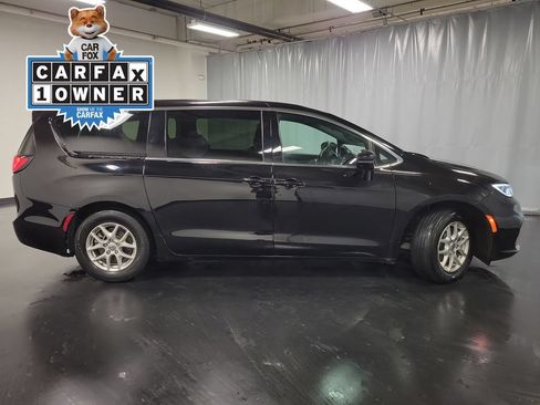 Used 2025 Chrysler Pacifica Select FWD image 9