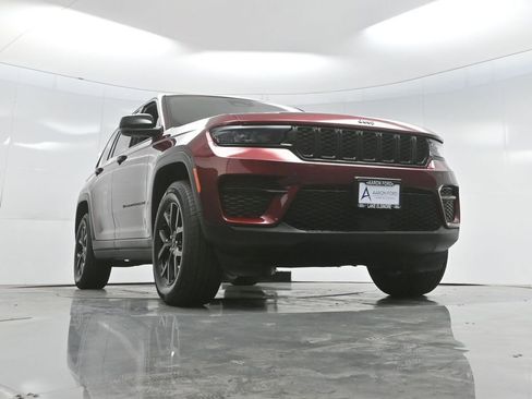 Used 2024 Jeep Grand Cherokee Altitude image 49