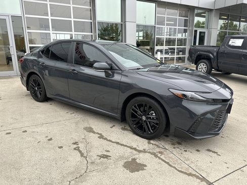 Used 2026 Toyota Camry SE image 2