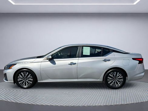 Used 2023 Nissan Altima 2.5 SV w/ SV Premium Package FWD image 3