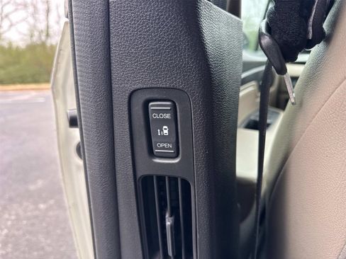 Used 2018 Honda Odyssey EX image 17