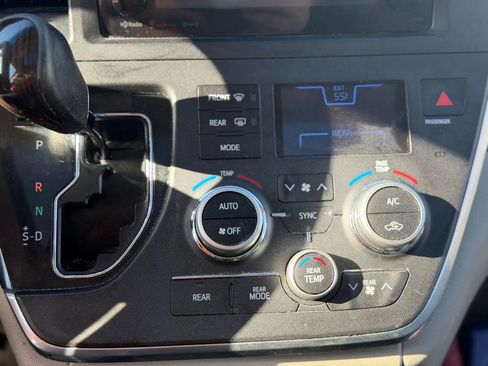 Used 2017 Toyota Sienna XLE image 17