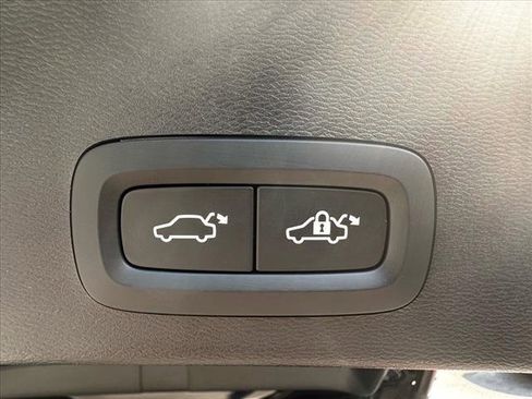 New 2025 Volvo XC40 B5 Core w/ Protection Package Premier image 10