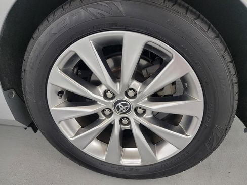 Used 2015 Toyota Camry XLE w/ Moonroof Package FWD image 11