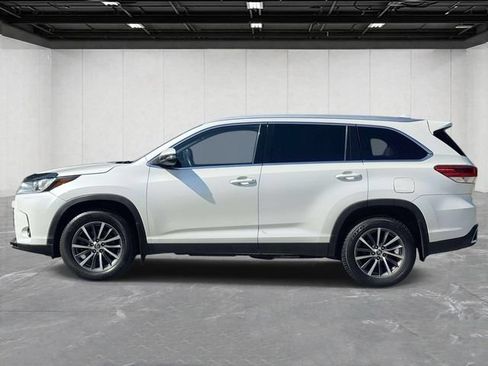 Used 2019 Toyota Highlander XLE AWD/4WD image 2