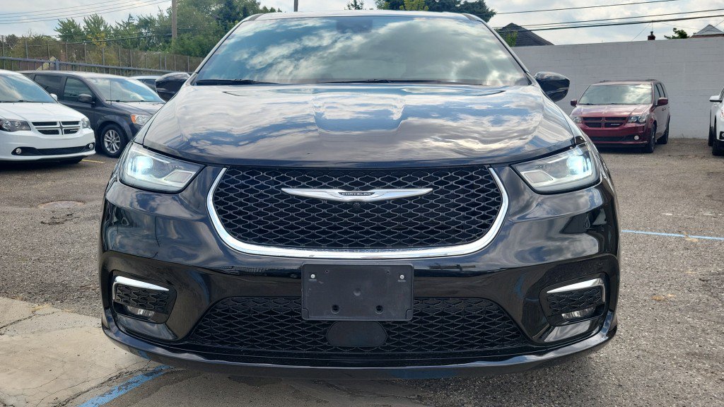 Used 2025 Chrysler Pacifica Select FWD image 3