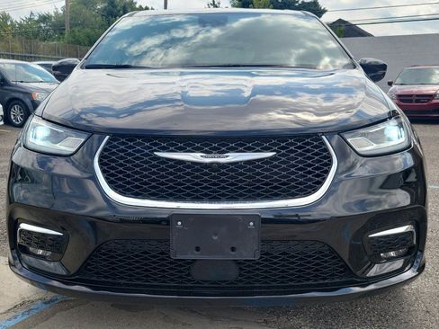 Used 2025 Chrysler Pacifica Select FWD image 3